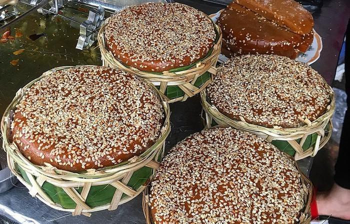 Bánh Xì-lờ-Gấu (Xì-lồng-cấu): Sau khi du nhập về Hải Phòng, bánh Xì-lồng-cấu được biến tấu tên gọi thành Xì-lờ-Gấu. Nghe tên có vẻ lạ nhưng bản chất món bánh hấp dẫn này là hỗn hợp của bánh gạo nếp, gạo tẻ, mè trắng cho thêm đường hoa mai tạo màu nâu sẫm cho bánh.