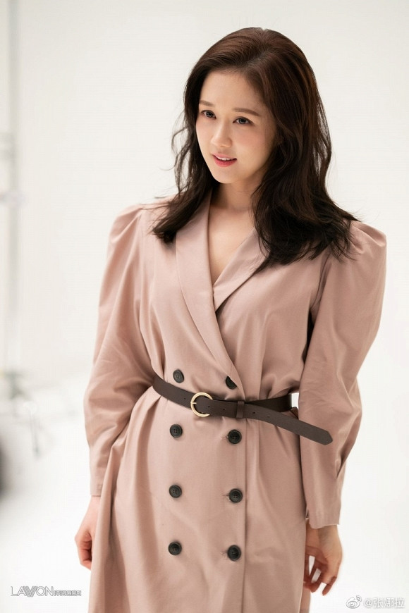 Chiếc váy dáng rộng được cô nàng Jang Nara phối với thắt lưng nâu làm điểm nhấn. Ảnh: Internet. Video "Minh Hằng chia sẻ về phong cách thời trang". Nguồn: VTC.