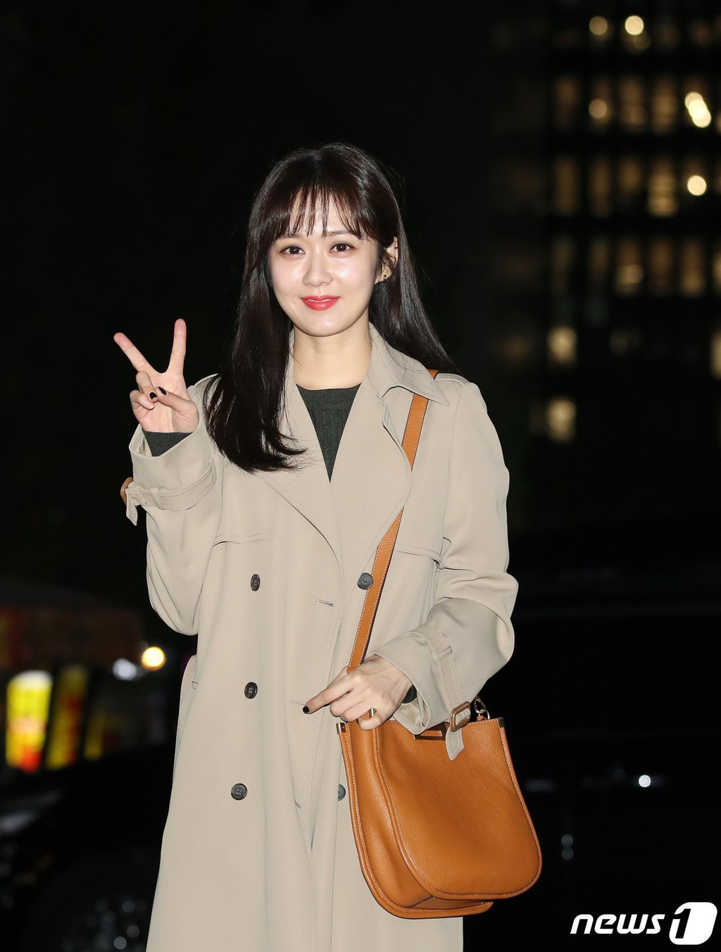 Diện set đồ đơn giản với áo măng tô dài kết hợp quần jeans ống loe, Jang Nara ghi điểm nhờ cách phối hợp trang phục có màu sắc nhã nhặn, vừa giúp tôn vóc dáng thanh mảnh, vừa giữ được nét thanh lịch vốn có của nữ diễn viên.