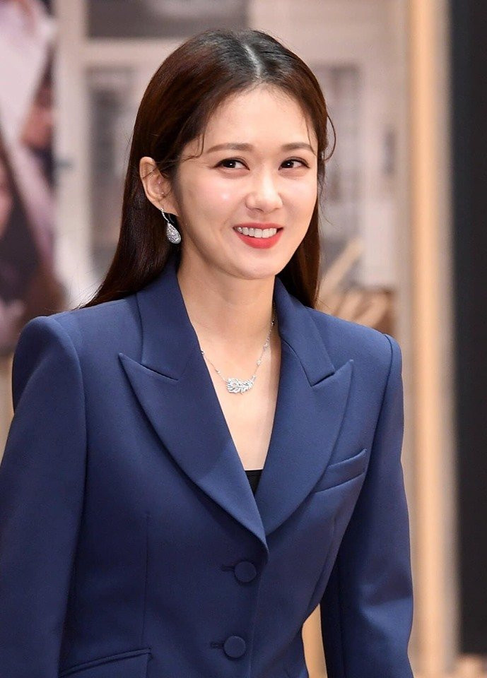 Chẳng cần đầu tư hàng hiệu, dù chỉ diện những món đồ đơn giản song cô vẫn chinh phục fan hâm mộ bằng gu ăn mặc thanh lịch.