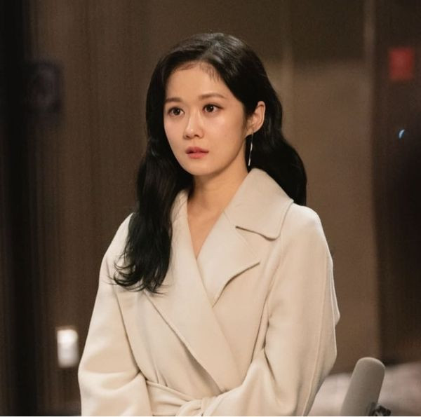 Cách kết hợp chân váy và áo blouse là công thức được cô thường xuyên áp dụng.