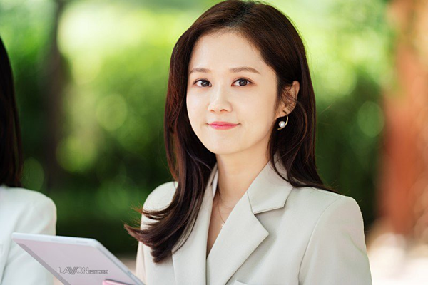 Jang Nara là một trong những sao nữ được mệnh danh là "mỹ nhân không tuổi" của làng giải trí Hàn Quốc. Sự xuất hiện của cô luôn được truyền thông quan tâm.
