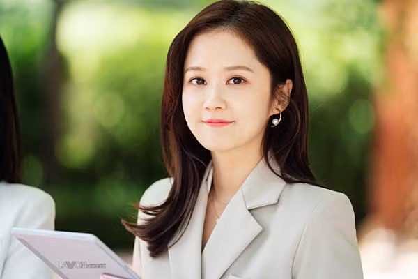 Jang Nara là một trong những sao nữ được mệnh danh là "mỹ nhân không tuổi" của làng giải trí Hàn Quốc. Sự xuất hiện của cô luôn được truyền thông quan tâm.