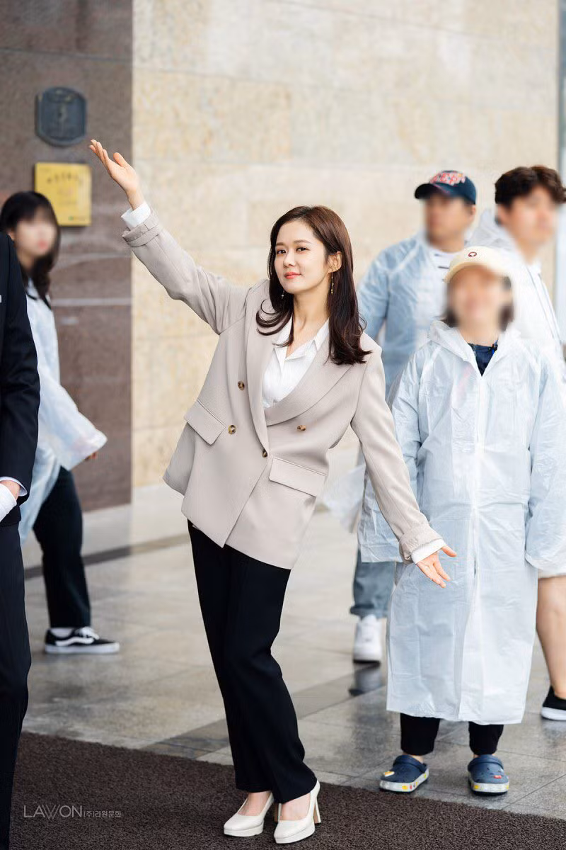 Bước sang tuổi 38, cô nàng vẫn thu hút khán giả nhờ nhan sắc xinh đẹp và gu thời trang trẻ trung, tinh tế.