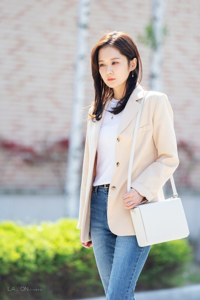 Jang Nara ưa chuộng trang phục kiểu dáng đơn giản, không quá cầu kỳ.