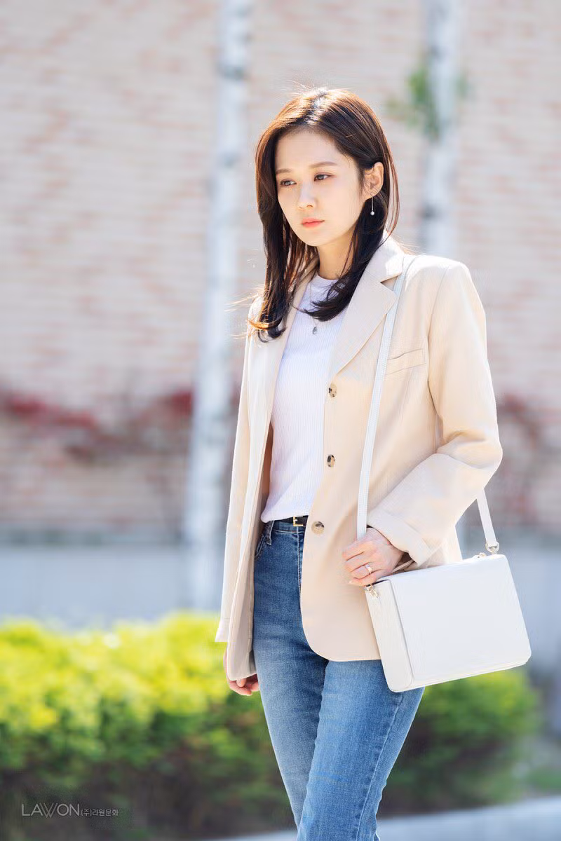 Jang Nara ưa chuộng trang phục kiểu dáng đơn giản, không quá cầu kỳ.