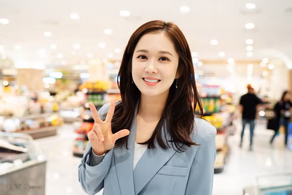 Khuôn mặt bầu bĩnh, thân hình nhỏ nhắn và phong cách thời trang trẻ trung là yếu tố giúp nữ diễn viên sinh năm 1981 ngày càng xinh đẹp, quyến rũ theo thời gian.