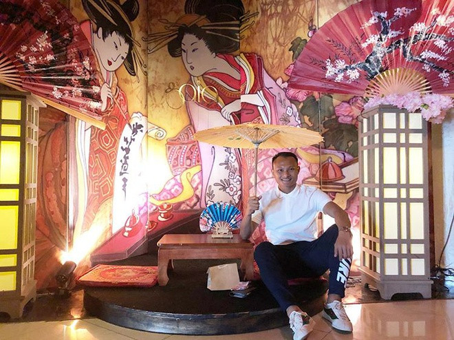 Nhờ ngoại hình khỏe khoắn, nam cầu thủ 8X trông tướng tá khi khoác lên mình các mẫu áo phông trẻ trung.