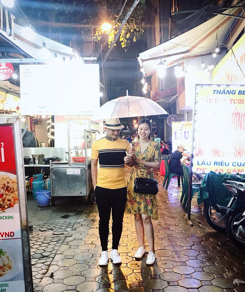 Trọng Hoàng còn khá tinh tế khi diện đồ ton sur ton với vợ.