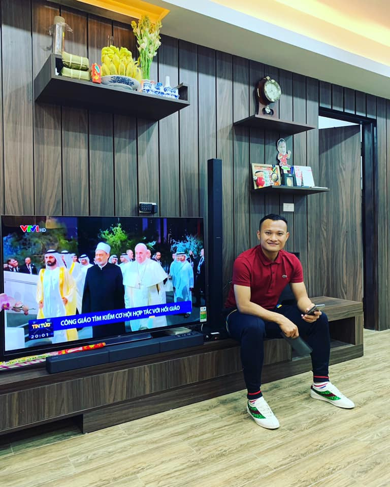 Sneakers năng động là item không thể thiếu trong tủ đồ của các cầu thủ. 