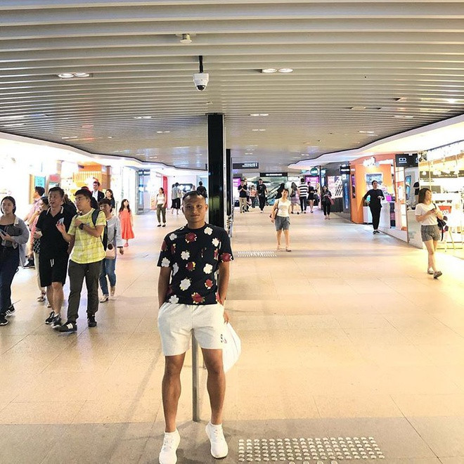 Khi xuống phố hay đi chơi, nam cầu thủ xứ Nghệ cũng chọn các mẫu áo phông hoa hòe.