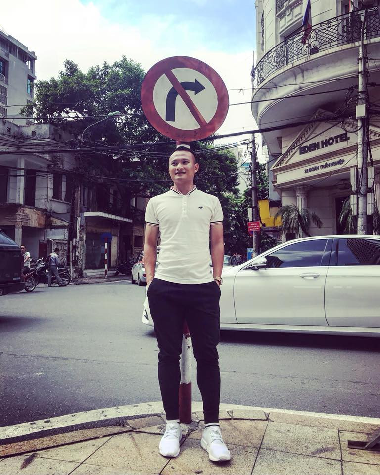 Cách phối áo phông, quần bó ống và giày thể thao đến cao giúp chàng cầu thủ trông cao ráo hơn nhiều.