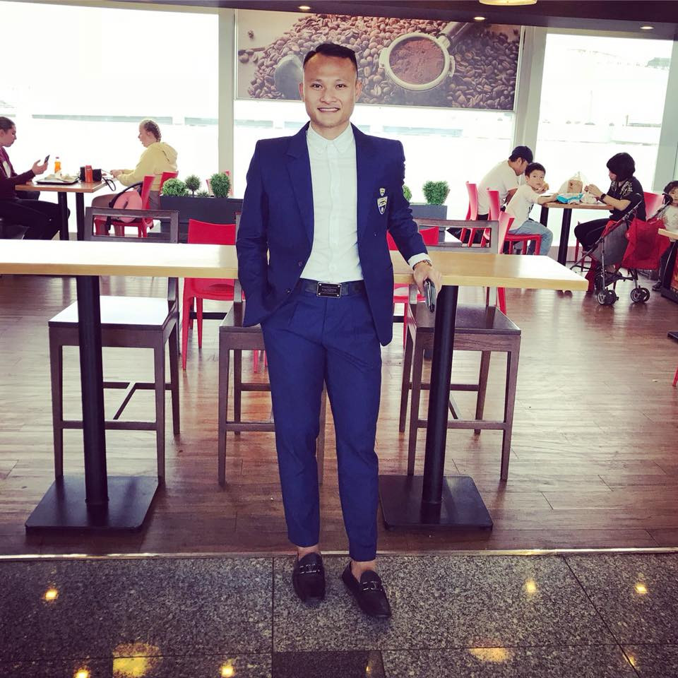 Sau khi Việt Nam chính thức đoạt chiếc huy chương vàng bóng đá nam SEA Games 30, cầu thủ Trọng Hoàng cũng là cái tên được dân mạng quan tâm. Ngoài đời, anh sở hữu phong cách ăn mặc giản dị nhưng rất nam tính, chỉnh chu.