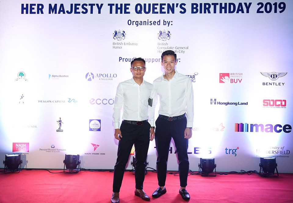 Trọng Hoàng được khen khi diện đồ theo phong cách thời trang lịch lãm, gọn gàng như quý ông. Khi dự sự kiện, nam cầu thủ chọn áo sơ mi trắng lịch thiệp. 