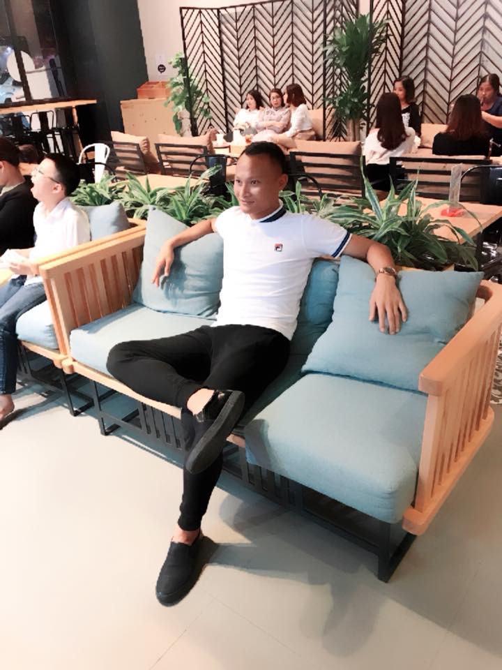 Vóc dáng vạm vỡ của anh cũng được tôn lên nhờ áo phông bó sát.