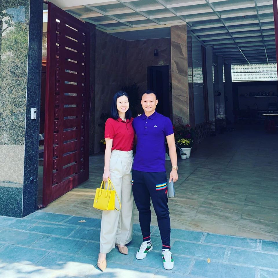 Lối ăn mặc giản dị của hai vợ chồng được nhiều người hâm mộ yêu mến. Ảnh: FBNV. Video "Minh Hằng chia sẻ về phong cách thời trang". Nguồn: VTC.