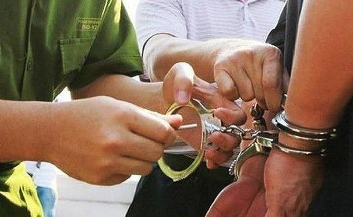 Lo de thi cong chuc 2 can bo So Noi vu Phu Yen bi bat giam