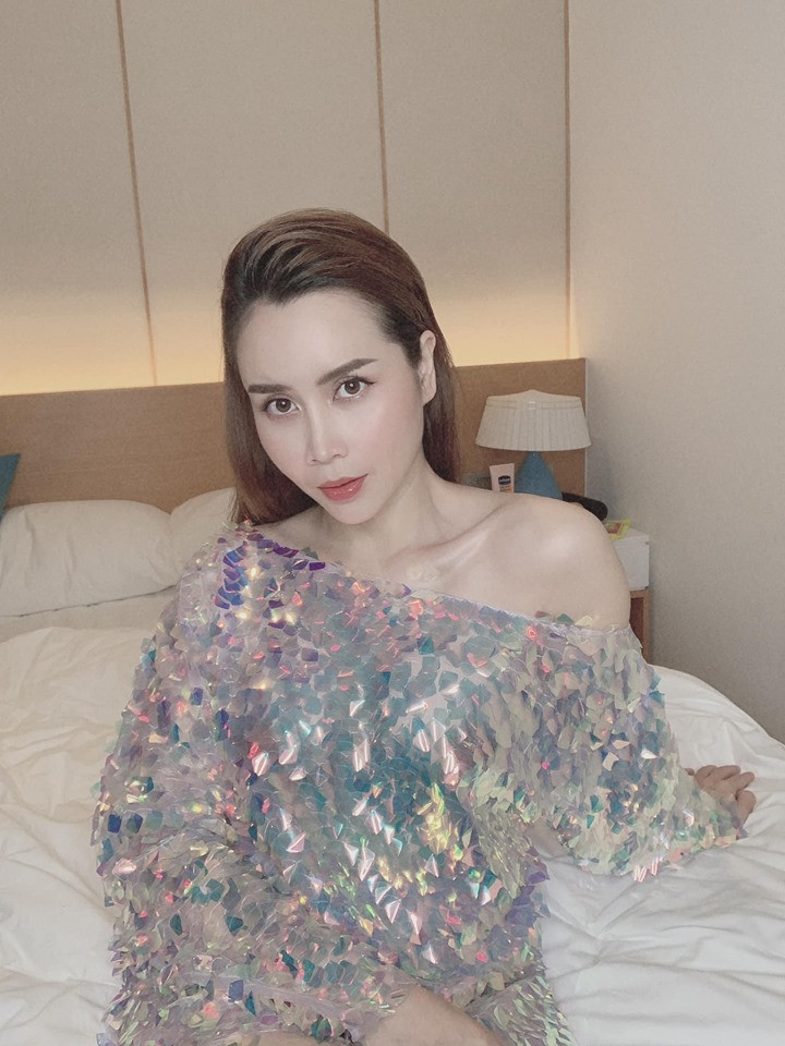 Lưu Hương Giang khiến người hâm mộ vô cùng bất ngờ khi tiết lộ bản thân từng trốn chồng sang Hàn Quốc phẫu thuật thẩm mỹ, kết quả khiến chồng tức giận cả tuần và mẹ ruột suy sụp, khóc liên tục 3 ngày.