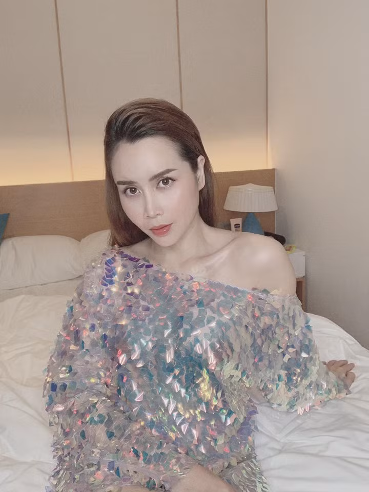 Lưu Hương Giang khiến người hâm mộ vô cùng bất ngờ khi tiết lộ bản thân từng trốn chồng sang Hàn Quốc phẫu thuật thẩm mỹ, kết quả khiến chồng tức giận cả tuần và mẹ ruột suy sụp, khóc liên tục 3 ngày.