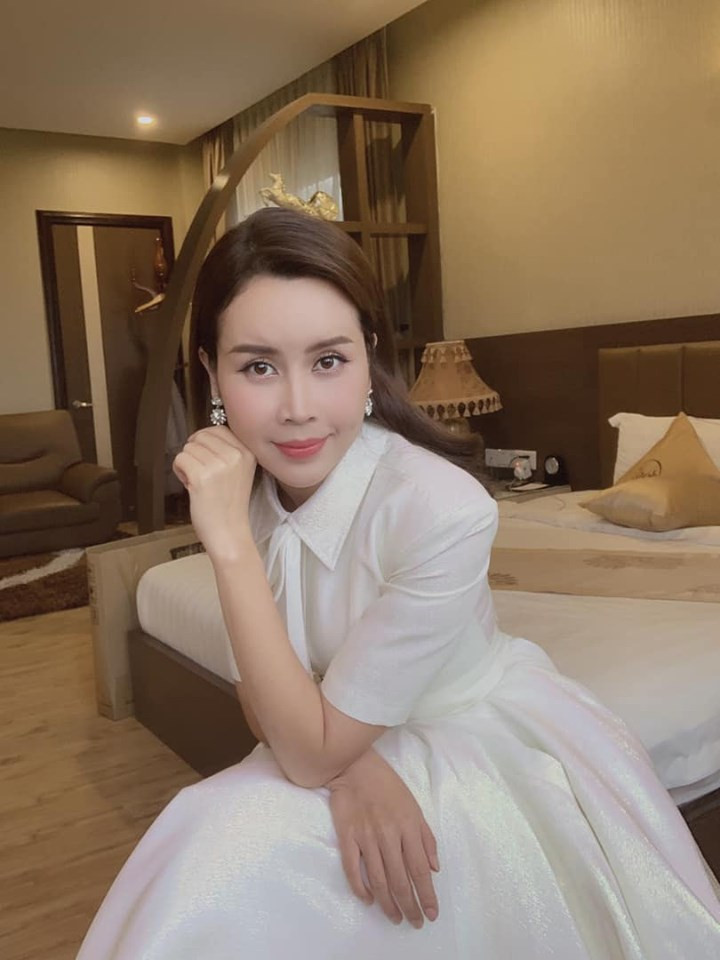 Trong chuyến sang Hàn Quốc “trùng tu” nhan sắc, bà xã Hồ Hoài Anh đã sửa mũi, làm răng, tiêm mỡ tự thân vào mặt.