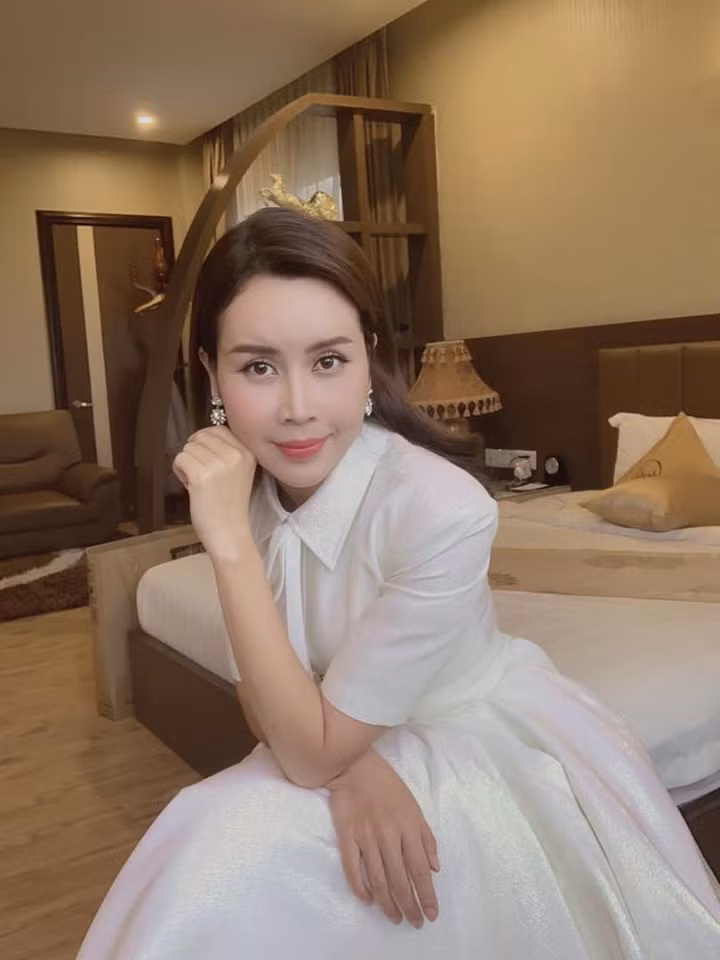 Trong chuyến sang Hàn Quốc “trùng tu” nhan sắc, bà xã Hồ Hoài Anh đã sửa mũi, làm răng, tiêm mỡ tự thân vào mặt.