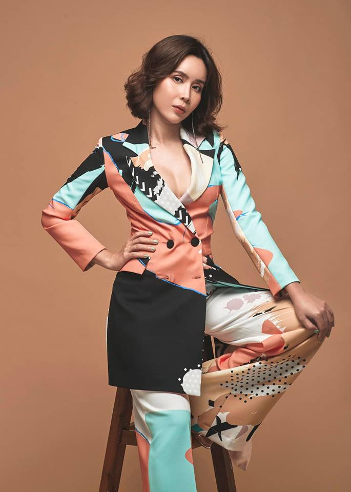 Khi chụp hình ở góc ngiêng, phần xương hàm của Lưu Hương Giang cũng rất hoàn hảo khiến tổng thể gương mặt trẻ trung ra rất nhiều.