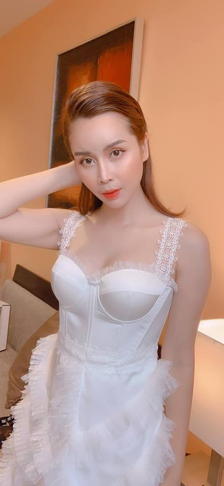 Thay vì gương mặt thô kệch, mũi hơi hếch, cánh mũi to, trán thấp... thì giờ đây khuôn cằm của bà mẹ 2 con đã trở thành vline, sống mũi cao thanh thoát, các nét đều hài hòa.