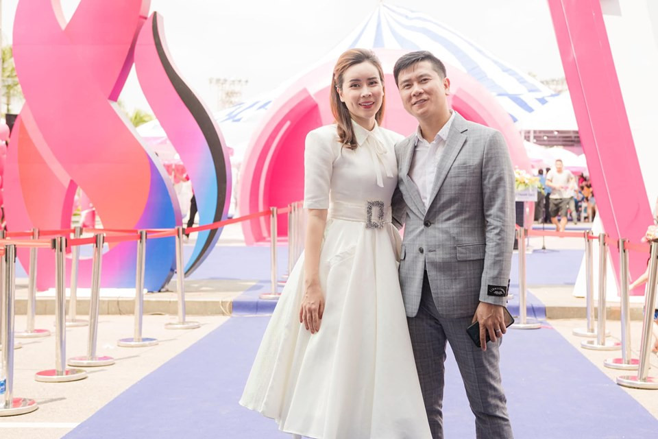 Hậu “dao kéo”, vì gương mặt còn sưng nên khi về Việt Nam, Lưu Hương Giang còn bị hải quan chặn lại do khác lạ với hình ảnh trên hộ chiếu.