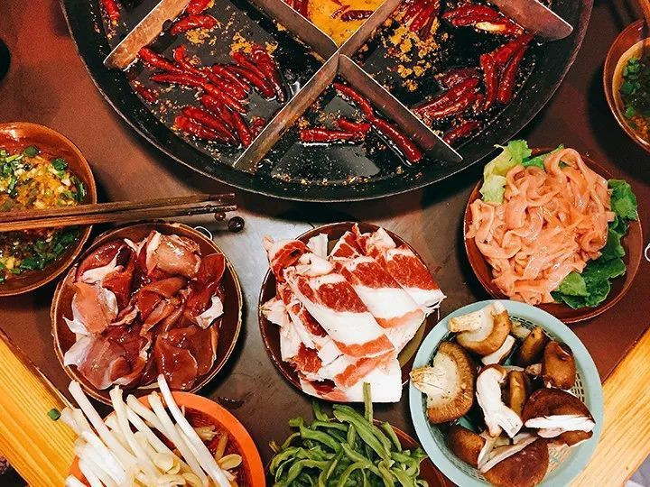 Lẩu: Ở Singapore, món lẩu bao gồm một nồi nước dùng lớn. Mỗi thực khách sẽ tự nấu phần ăn của mình bằng cách nhúng các nguyên liệu như cá, rau hoặc thịt vào nước dùng. Nước dùng phong phú có thể làm từ gà đến hải sản. Đây cũng là một món ăn mùa đông lý tưởng cho bữa đoàn viên vào đêm giao thừa ở Singapore.