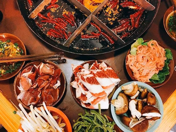 Lẩu: Ở Singapore, món lẩu bao gồm một nồi nước dùng lớn. Mỗi thực khách sẽ tự nấu phần ăn của mình bằng cách nhúng các nguyên liệu như cá, rau hoặc thịt vào nước dùng. Nước dùng phong phú có thể làm từ gà đến hải sản. Đây cũng là một món ăn mùa đông lý tưởng cho bữa đoàn viên vào đêm giao thừa ở Singapore.