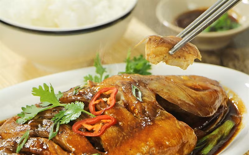 Cá cũng là món ăn phổ biến trong dịp Tết ở Singapore. Món cá biểu tượng cho sự phong phú dồi dào trong năm mới. Vì ý nghĩa đó, món ăn này rất phổ biến ở Singapore, đặc biệt với những người làm kinh doanh. Ảnh: Internet. Video "Chế biến món ngon từ nấm đông cô". Nguồn: VTC.