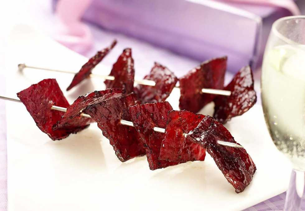 Món thịt khô Bak Kwa dùng để ăn chơi rất phổ biến tại Singapore và cũng được xem là ẩm thực truyền thống trong ngày Tết. Có nguồn gốc từ ẩm thực Trung Hoa, theo thời gian, hương vị của Bak Kwa được biến tấu nhiều kiểu theo khẩu vị của người dân Singapore và nguyên liệu được mở rộng thêm như khô thịt heo, bò, gà…