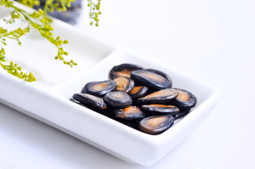 Hạt dưa: Vào dịp Tết, chủ nhà người Singapore sẽ chuẩn bị đồ ăn nhẹ và thức uống thích hợp để đãi khách. Ngoài bánh quy, các loại hạt và trái cây, hạt dưa cũng thường được sử dụng và được đặt trang trọng trên bàn tiếp đón.