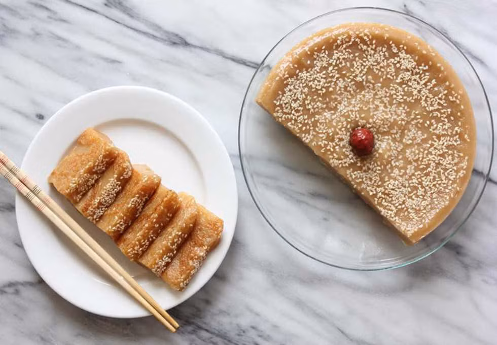Bánh tổ Nian Gao được bày bán quanh năm nhưng mỗi khi Tết đến, lượng tiêu thụ thường tăng vọt. Người dân Singapore đặc biệt thích thưởng thức bánh này trong những ngày đầu năm mới với niềm tin sẽ mang đến sự ngọt ngào, gắn kết phát triển cho nhau.
