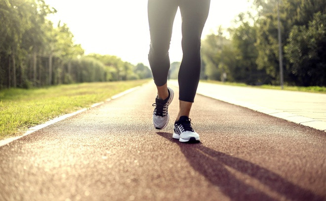 Hạn chế tập thể dục ngoài trời: Theo India Times, tập thể dục là điều cần thiết nhưng không phải khi chúng ta hít thở không khí độc hại. Những người thường xuyên đi bộ, tập luyện ngoài trời cũng nên dừng việc này cho đến thời điểm khói bụi giảm. Các chuyên gia sức khỏe khuyên bạn nên tập thể dục vào buổi sáng sớm hoặc buổi tối. Ảnh: Popsugar.