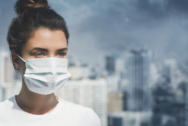 Sử dụng khẩu trang khi ra ngoài: Tiến sĩ Miranda Loh tại Viện Y học Edinburgh (Scotland) khuyên bạn nên sử dụng khẩu trang N95/99 bất cứ khi nào bạn ra khỏi ra. Đây là loại khẩu trang có thể lọc tối thiểu 95% các hạt trong không khí có đường kính ít nhất 0,3 micron. Đặc biệt, những người có vấn đề về hô hấp, dị ứng hoặc hen suyễn nên cẩn thận, tốt nhất là chọn loại khẩu trang theo hướng dẫn của bác sĩ. Ảnh: Ctvnews.