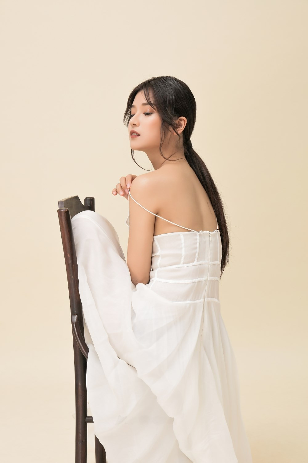 Nữ ca sĩ trông trưởng thành và cuốn hút hơn trong chiếc đầm 2 dây. Ảnh: FBNV. Video "Minh Hằng chia sẻ về phong cách thời trang". Nguồn: VTC.