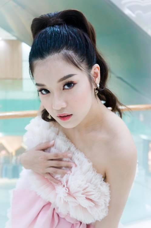 Nữ diễn viên, ca sĩ mặc đồ ngắn với chi tiết cắt cúp quyến rũ, gợi cảm.