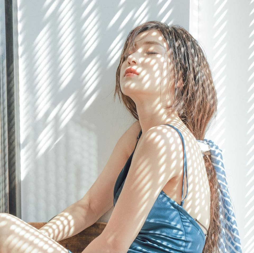 Người đẹp biết cách làm mới bản thân với style thiếu vải nhưng không quá hở hang.