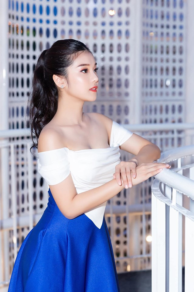 Các mẫu đầm trễ vai giúp người đẹp khoe vòng một hút mắt.