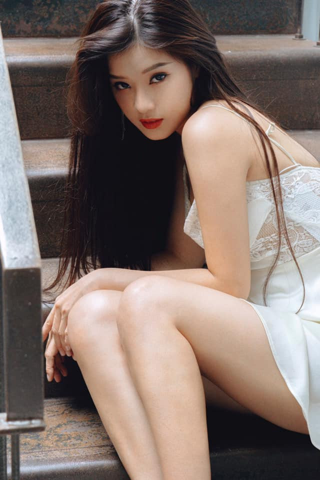 Thay vì phong cách thơ ngây, kín đáo trước đây, nữ ca sĩ bắt đầu thử nghiệm các trang phục gợi cảm.