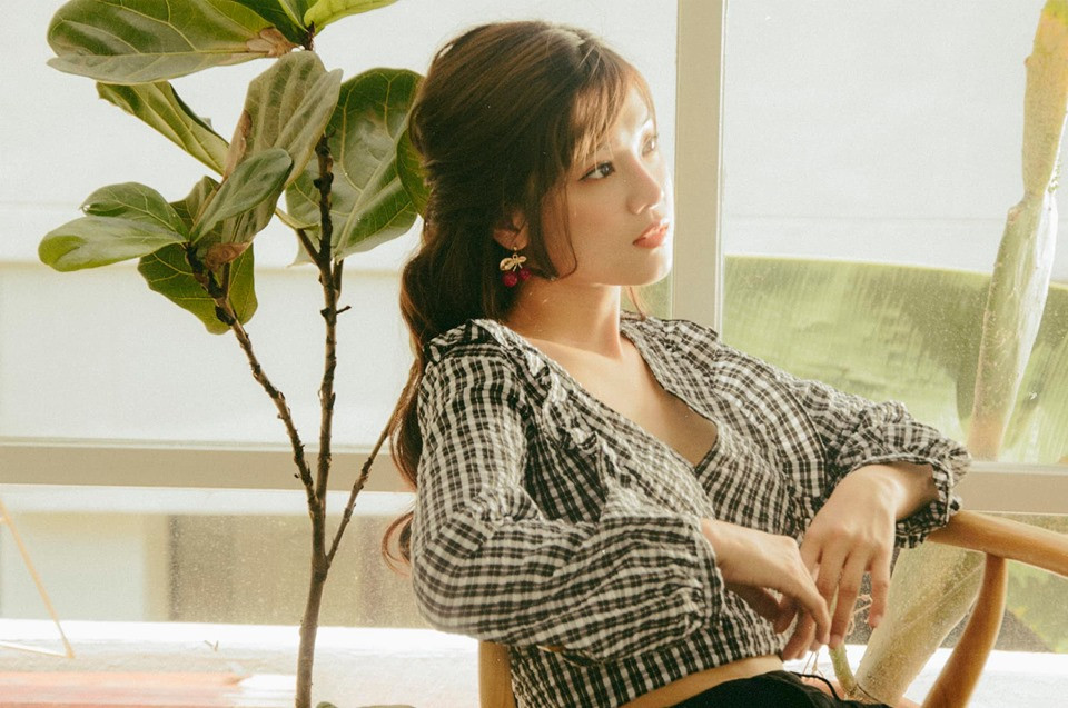 Những kiểu áo khoét ngực sâu vừa hở đủ để khoe sự quyến rũ của Hoàng Yến Chibi.