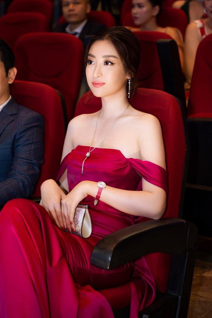 Trong hình, Mỹ Linh khoe vai trần gợi cảm với mẫu váy cúp ngực và tạo điểm nhấn cho tổng thể bằng chiếc clutch thương hiệu Dior.