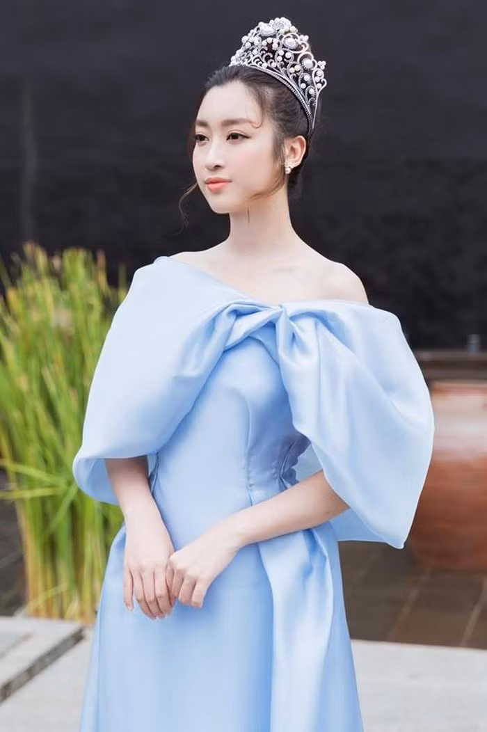 Những mẫu váy áo hai dây, có cổ chữ V khoét sâu hay vai lệch được Hoa hậu Việt Nam 2016 cực kỳ ưa chuộng.