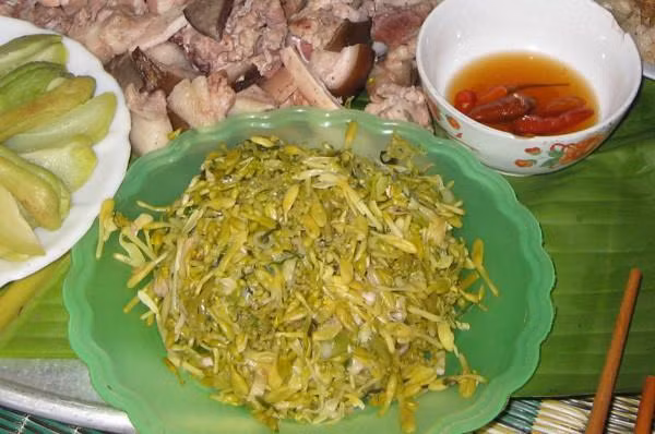 Người ta thường biết đến quả đu đủ là món ăn bổ dưỡng, ngon miệng nhưng ít người biết rằng hoa đu đủ đực (hoa mọc trên cây đu đủ đực) cũng là một loại "thần dược" không chỉ giúp chữa bệnh mà còn có thể chế biến thành những món ăn cực ngon.