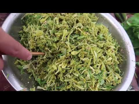 Sau đó, dùng chảo phi dầu lên đổ hoa đu đủ vào đảo đều. Khi nhận thấy hoa đu đủ chín, cho tỏi đã băm nhỏ trước đó vào đảo đều khoảng 20 giây, rồi tắt bếp lửa.