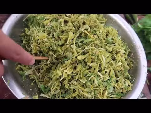 Sau đó, dùng chảo phi dầu lên đổ hoa đu đủ vào đảo đều. Khi nhận thấy hoa đu đủ chín, cho tỏi đã băm nhỏ trước đó vào đảo đều khoảng 20 giây, rồi tắt bếp lửa.