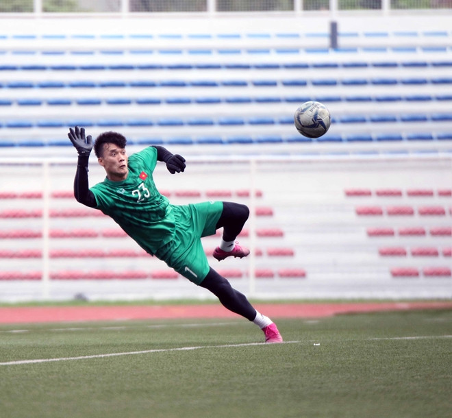 Thủ thành người Thanh Hóa có thể "lu mờ" ở Hà Nội FC những tại đội tuyển U22 Việt Nam anh tỏ ra quá xuất sắc. Màn bay lượn như chim trên sân tập này chắc chắn khiến Tiến Dũng ghi điểm trong mắt HLV Park Hang-seo, một suất bắt chính trong trận đấu với Indonesia nhiều khả năng sẽ thuộc về thủ môn này.
