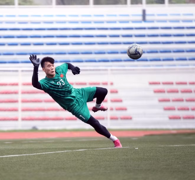 Thủ thành người Thanh Hóa có thể "lu mờ" ở Hà Nội FC những tại đội tuyển U22 Việt Nam anh tỏ ra quá xuất sắc. Màn bay lượn như chim trên sân tập này chắc chắn khiến Tiến Dũng ghi điểm trong mắt HLV Park Hang-seo, một suất bắt chính trong trận đấu với Indonesia nhiều khả năng sẽ thuộc về thủ môn này.