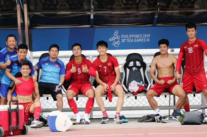 Buổi tập kết thúc trong sự vui vẻ của toàn đội, Chinh "đen" có màn kheo cơ bắp khá hài hước trong cabin.